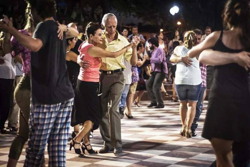 La plaza 9 de Julio de Martínez vuelve a convertirse en una pista de tango