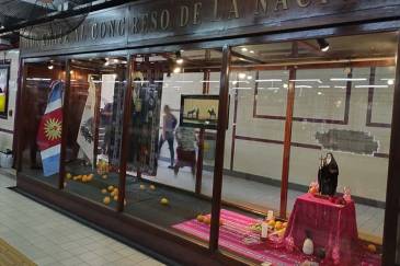 Instalación sobre la Santa Argentina Mama Antula (recientemente canonizada) en la Estación “Congreso” del Subte A