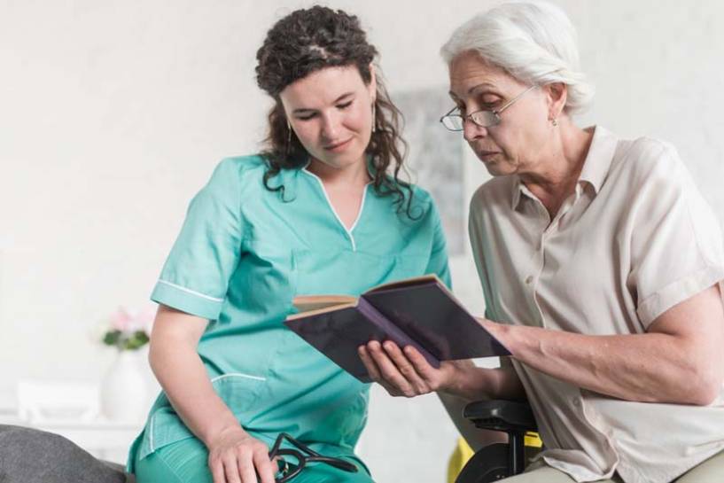 Abren cursos gratuitos con salida laboral para especializarse en la atención y cuidado de personas mayores