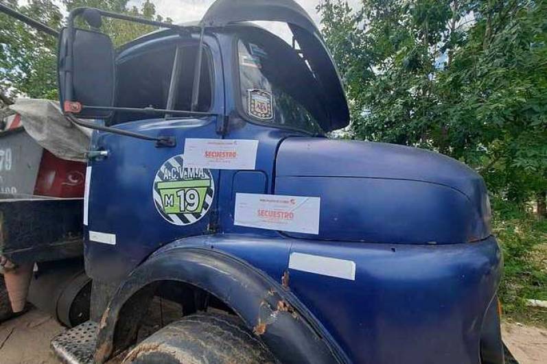 La Municipalidad secuestró un camión que tiraba escombros de manera ilegal en Ingeniero Maschwitz