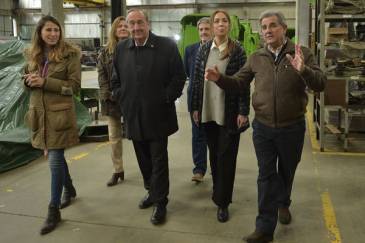 Vidal visitó una fábrica de maquinaria agrícola en Tandil