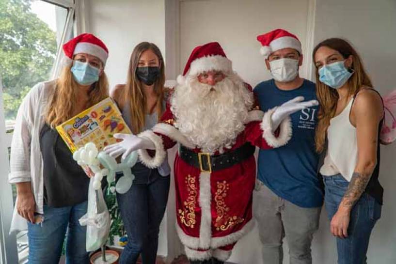 Papá Noel trajo regalos y alegría al Hospital Materno Infantil