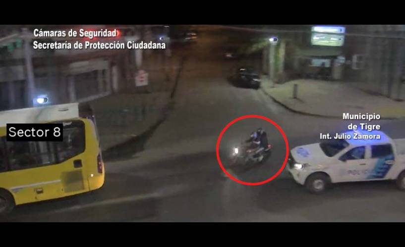 Las cámaras del COT registraron un intento de robo a una motocicleta y tras una intensa persecución los sospechosos fueron detenidos