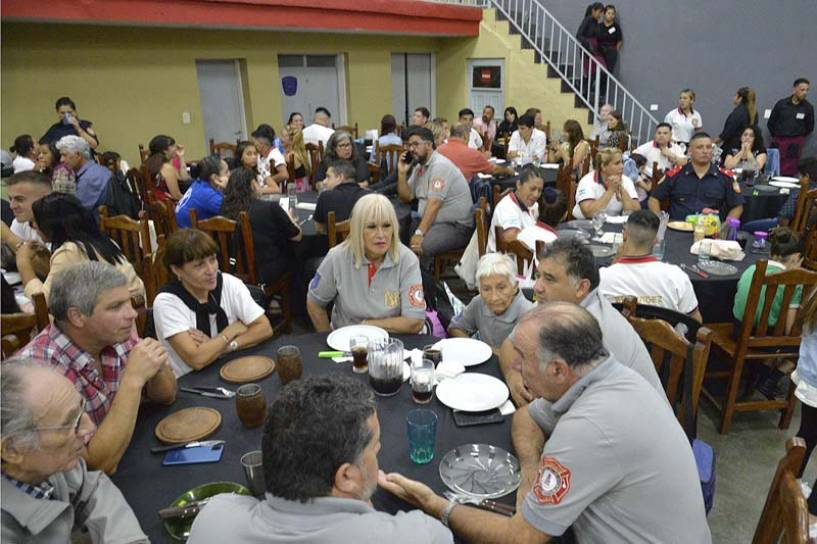 Julio Zamora compartió la cena de fin de año de los Bomberos Voluntarios de Benavídez
