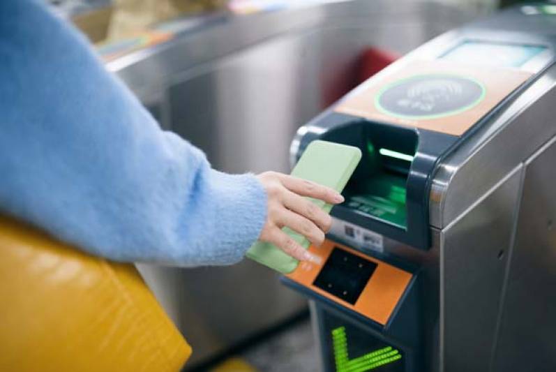 Más pasajeros interurbanos buscan formas de pago sin contacto según una nueva encuesta de Visa