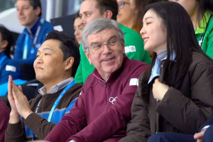El presidente del COI, Thomas Bach, disfruta del patinaje artístico con la superestrella coreana Yuna Kim y la estrella de &#039;Gangnam Style&#039; PSY
