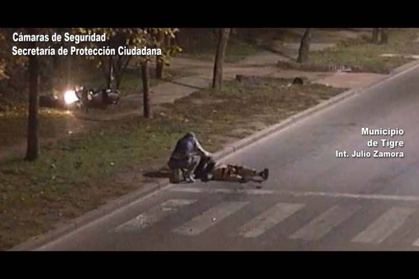 Las cámaras del COT registraron un impactante choque entre un auto y una moto en Benavídez