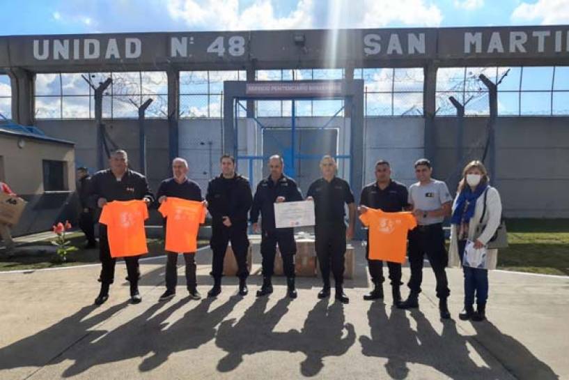 En una cárcel bonaerense de San Martín confeccionaron 500 remeras para una maratón solidaria