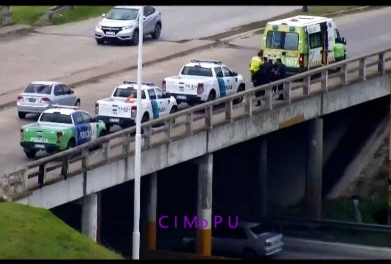 Rápido accionar de los monitoristas del CIMoPU logró evitar que una mujer saltara del puente del Arco