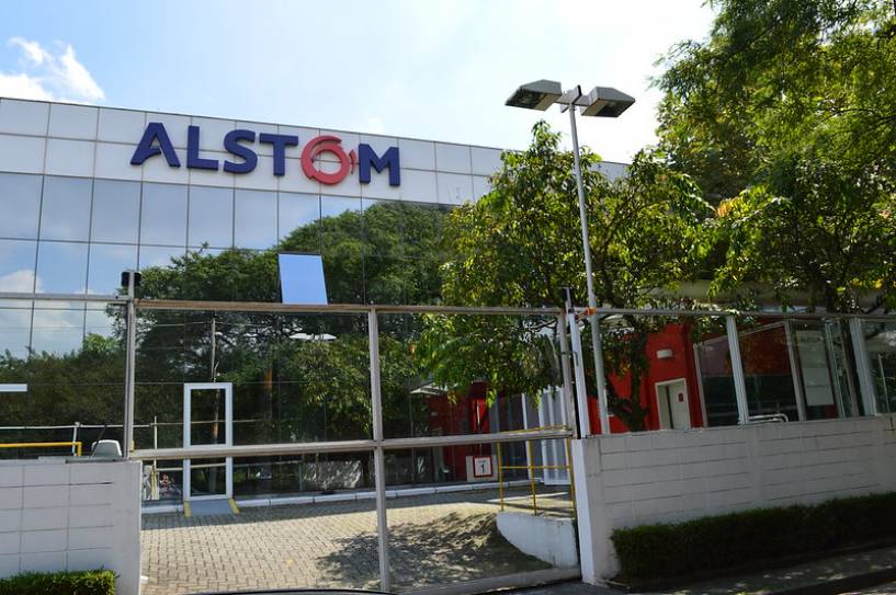 Alstom firma contrato de mantenimiento de trenes con EMOVA