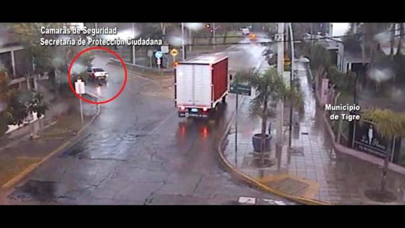 En Tigre centro, un conductor perdió el control de su vehículo y chocó contra una parada de colectivos