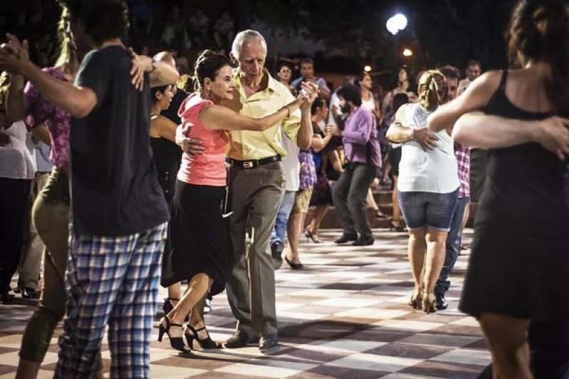 La plaza 9 de Julio de Martínez vuelve a convertirse en una pista de tango