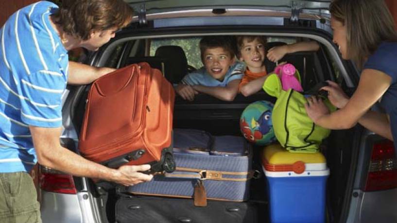 ¿Por qué es peligroso llevar objetos sueltos en el auto?