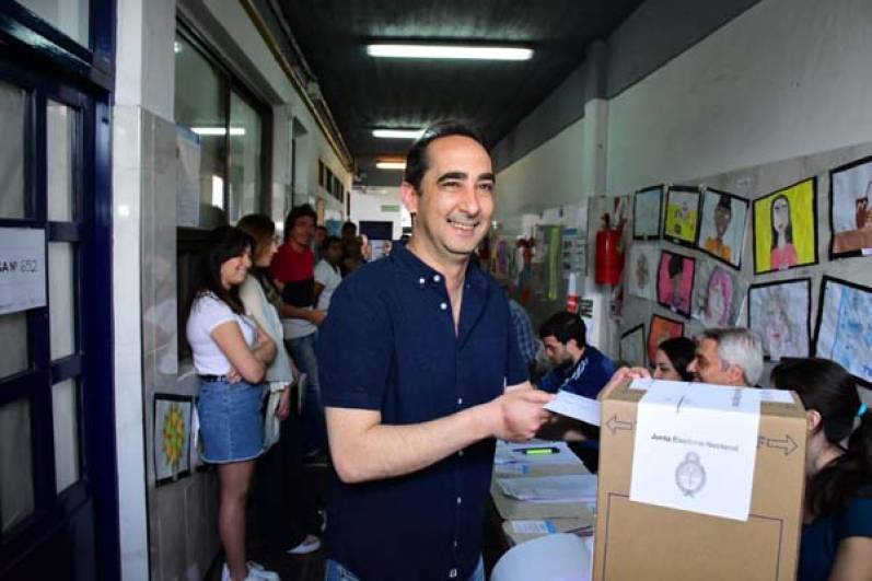 Tagliaferro votó en Castelar acompañado por su familia