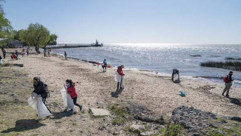 Tras siete meses, voluntarios volvieron a limpiar la costa del río