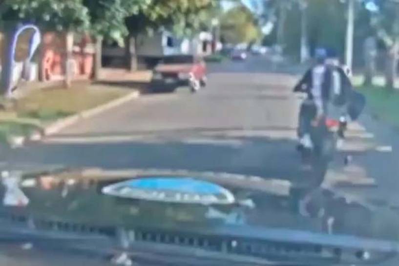 Circulaban sin casco y con una moto robada: quedaron detenidos