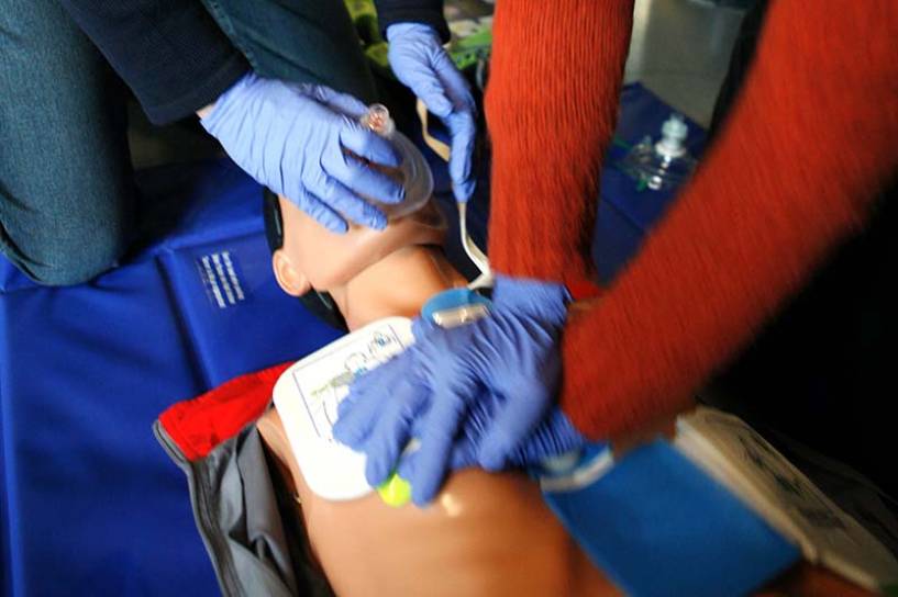 Así podés salvar una vida: cómo usar un equipo desfibrilador y hacer RCP