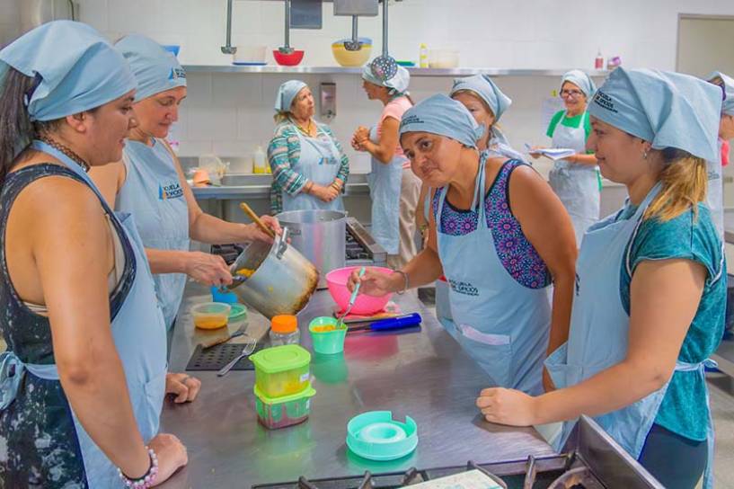 Cientos de vecinos aprenden en los talleres de verano de la Escuela Municipal de Oficios de San Fernando