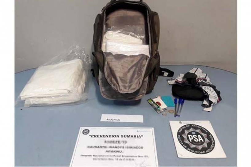 Operativo “Ropa sucia”: detuvieron a un hombre que intentó traficar cocaína líquida en toallas al Reino Unido