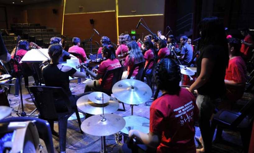Alumnos de las Orquestas Infanto Juveniles de Tigre recibieron una clínica de ritmos populares