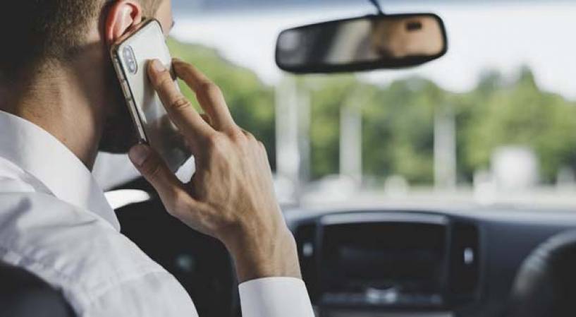 Seguridad vial: Usar el teléfono celular multiplica por 4 el riesgo de sufrir un accidente vial