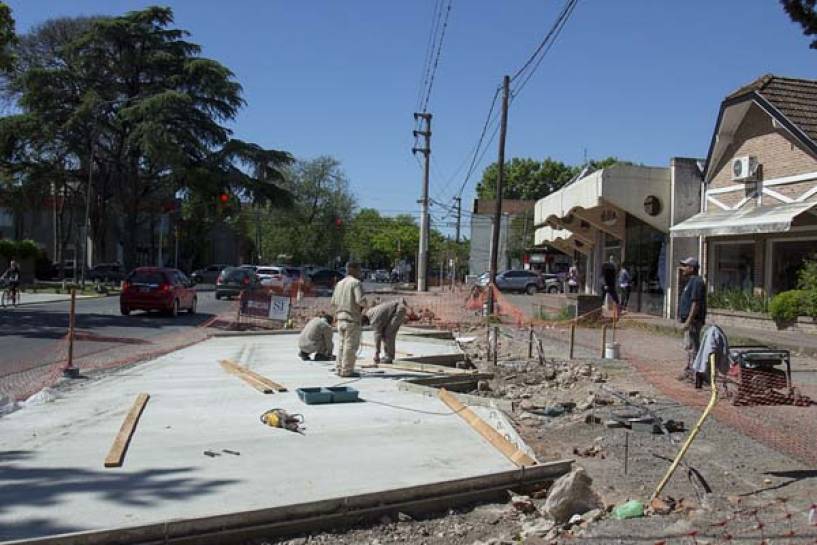 Lomas de San Isidro: nuevas dársenas de estacionamiento EN Av. Juan S. Fernández y Laprida
