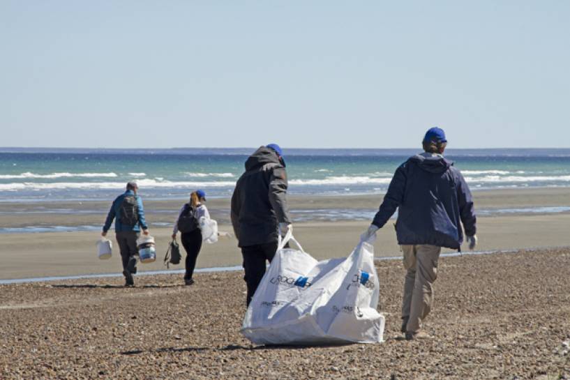 La Roche-Posay apoyó la realización de una limpieza muestral costera en Península Valdés