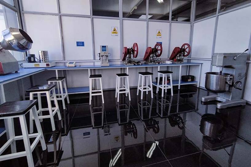 La Universidad de Morón inauguró un simulador de laboratorio para sus estudiantes de Farmacia
