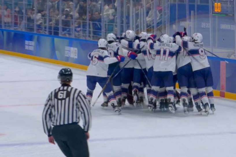 El equipo de EE. UU. venció a su rival Canadá después de la tanda de penaltis para llegar a la final de hockey sobre hielo masculino