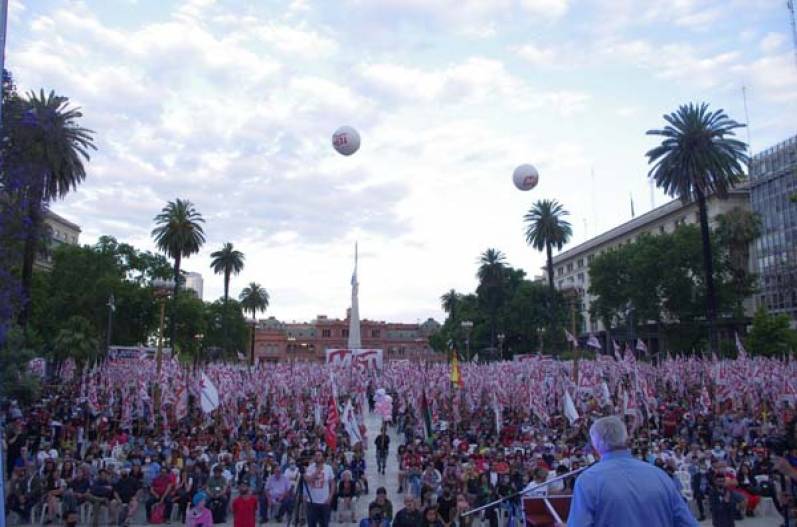 En Plaza de Mayo, enorme acto internacionalista del MST en el FIT Unidad